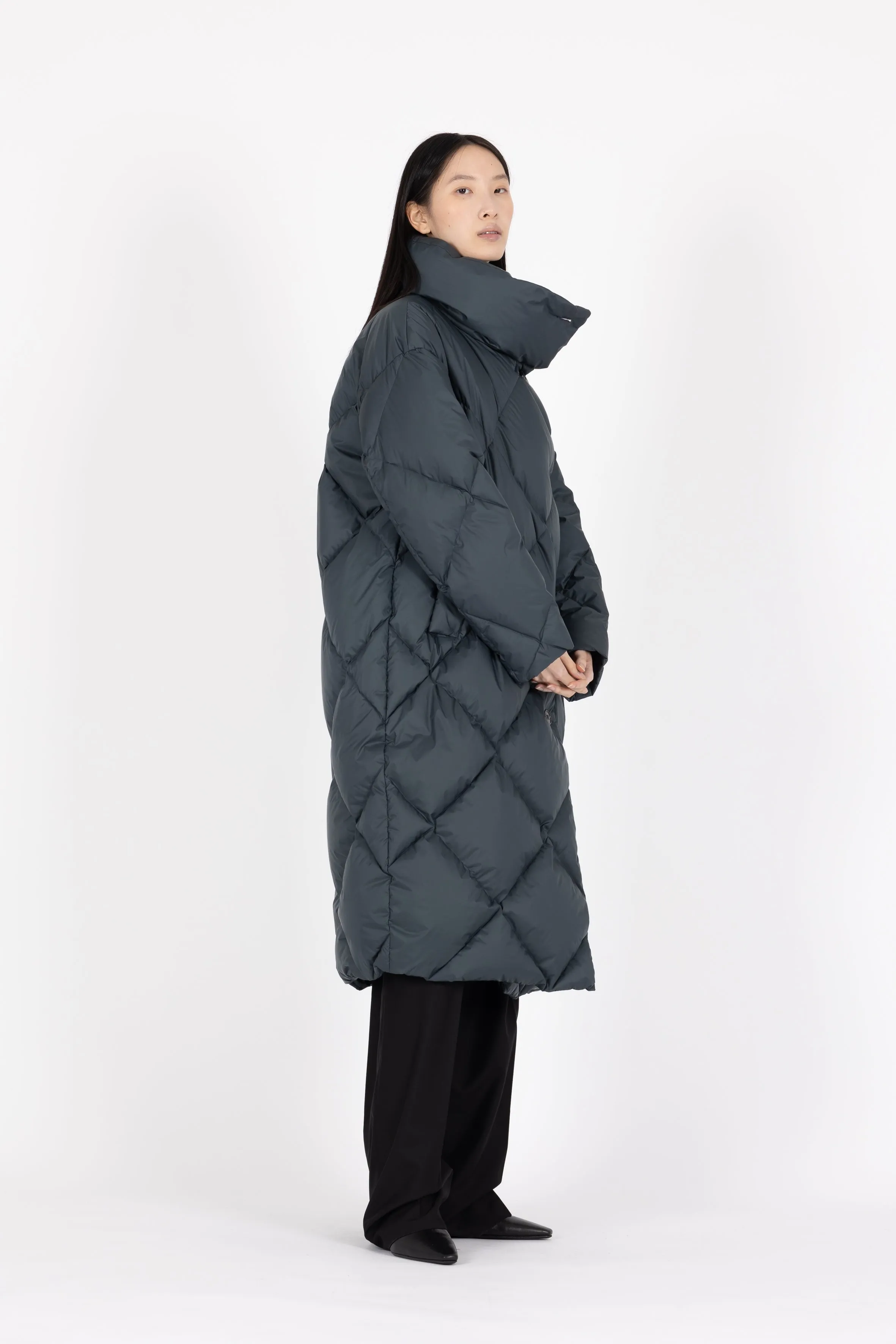 ICONIC DIAMOND QUILT DOWN COAT DEA